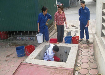 Thau rửa bể nước tại Quận Long Biên